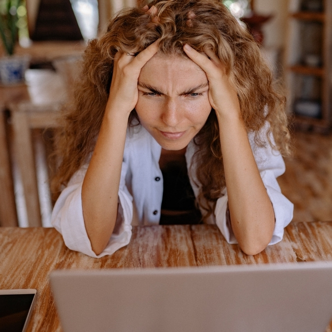 upset woman laptop